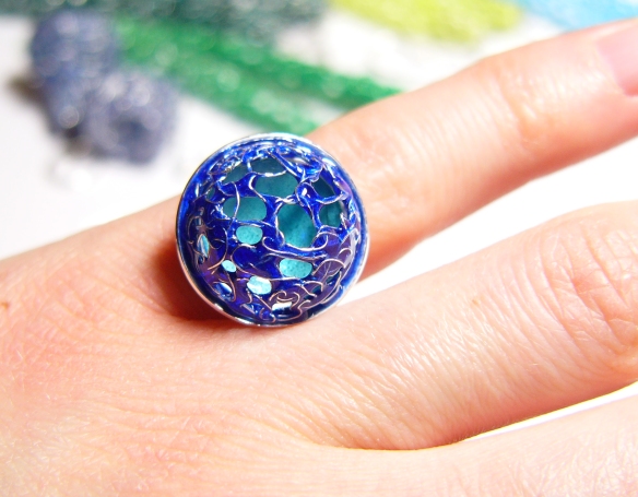 button ring royal blue nile green hand